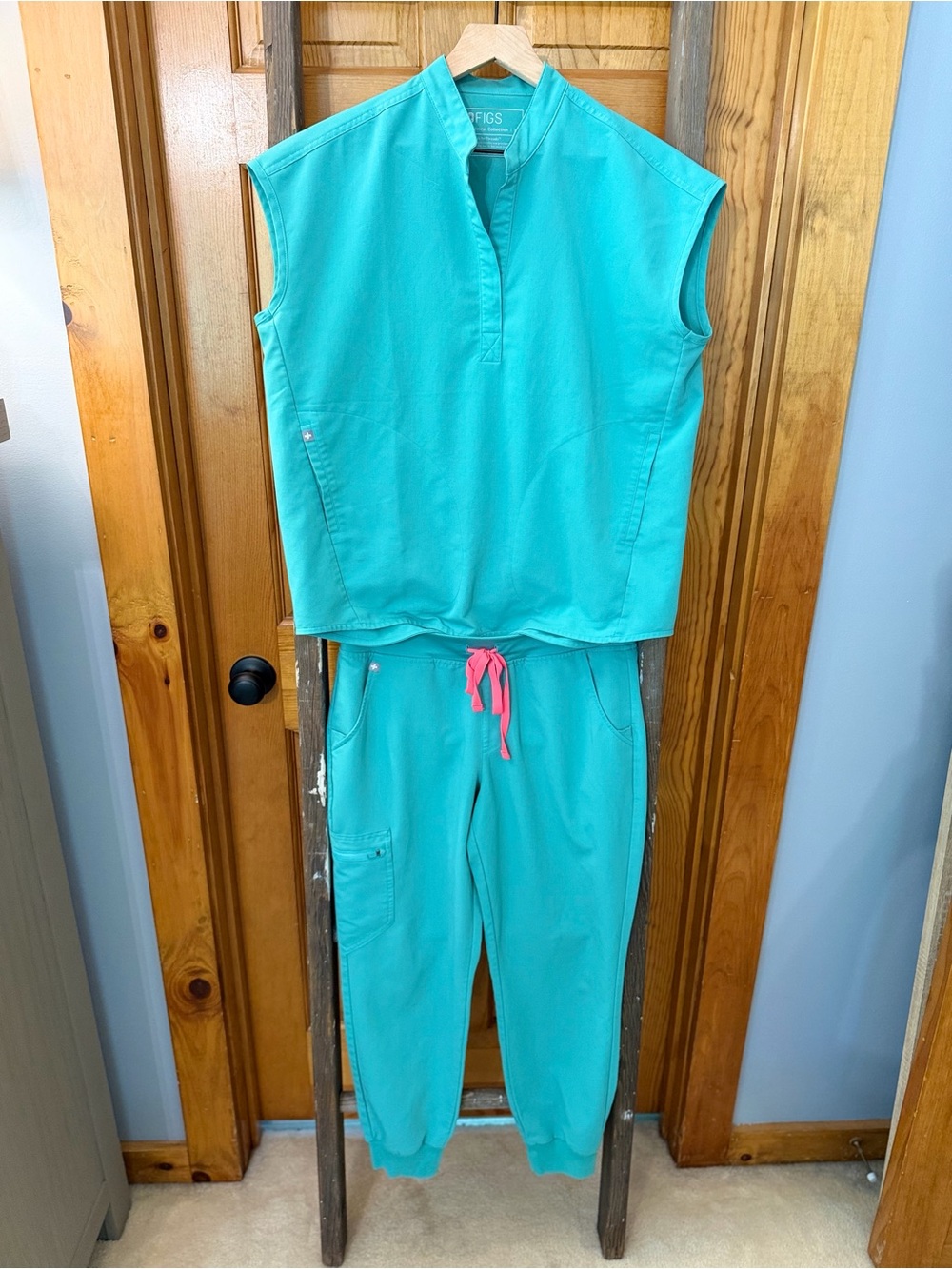 FIGS Women’s Rafaela XS Top & Zamora Petite Medium Joggers Set- Surgical Green